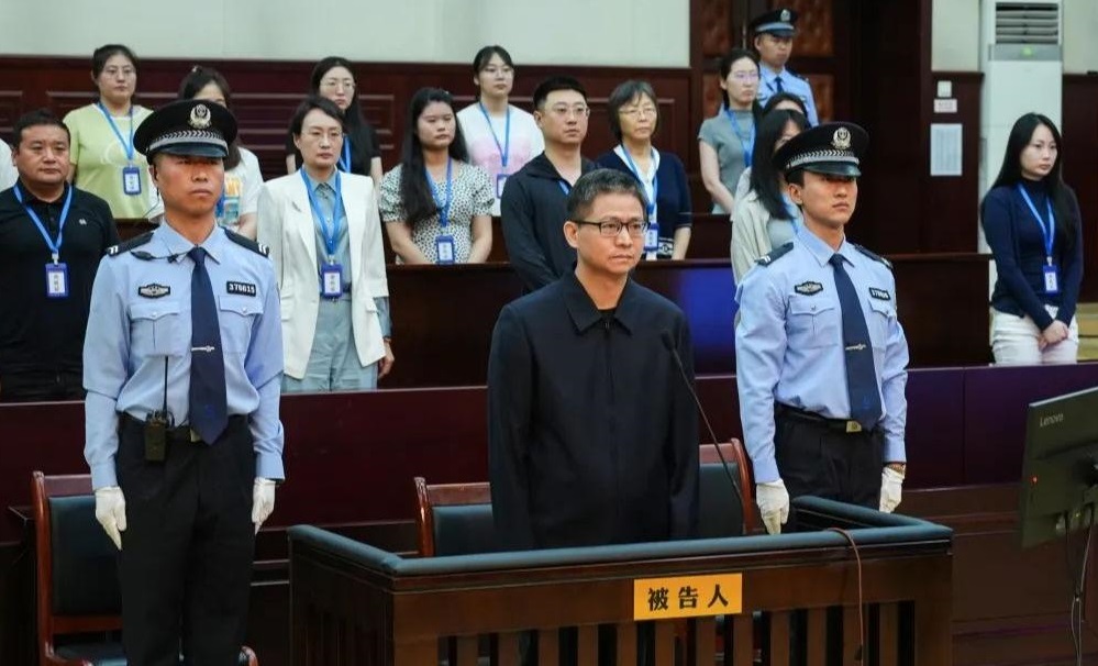 中国南方电网有限责任公司原党组成员、纪检监察组组长龙飞出庭受审