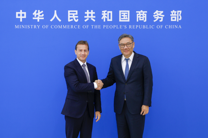 中国商务部部长王文涛会见空客公司首席执行官纪尧姆·傅里（Guillaume Faury）