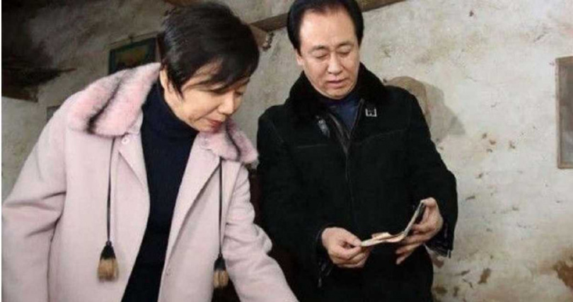 恒大创始人许家印与前妻丁玉梅（左）