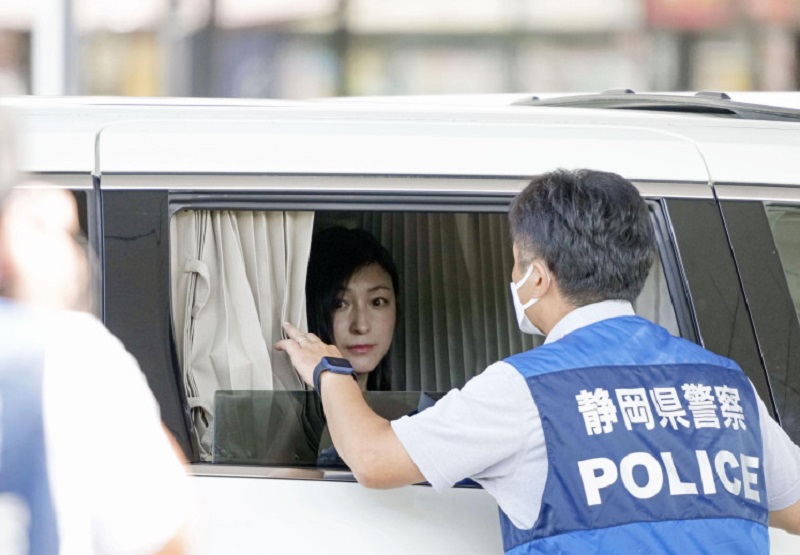 广末凉子在车内接受警方调查