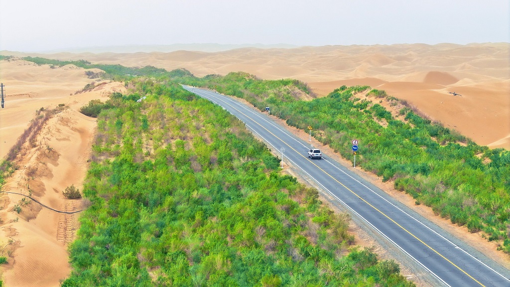 中国位于塔克拉玛干沙漠的零碳沙漠公路。