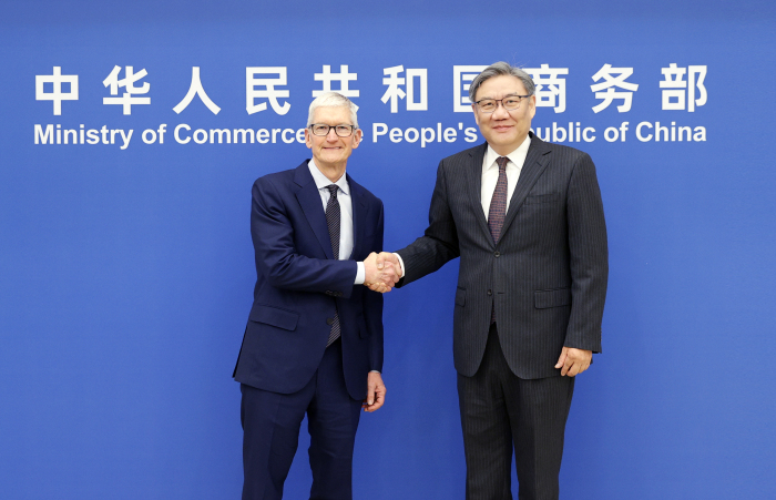 中国商务部长王文涛在北京会见美国苹果公司首席执行官蒂姆·库克（Tim Cook）