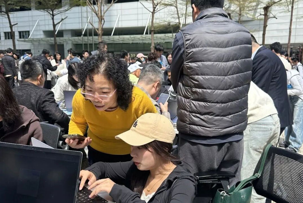 腾讯云工程师在深圳腾讯大厦北广场免费协助市民安装OpenClaw