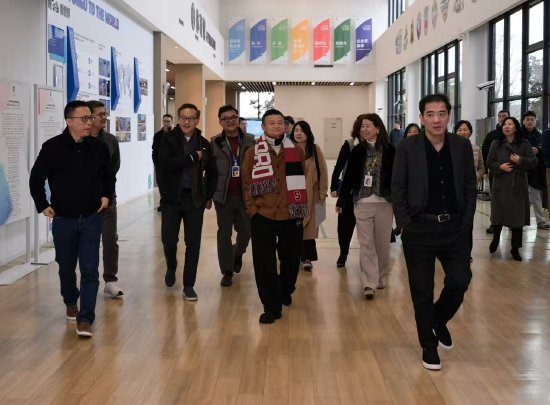 马云与阿里巴巴集团及蚂蚁集团多名高管到访杭州云谷学校