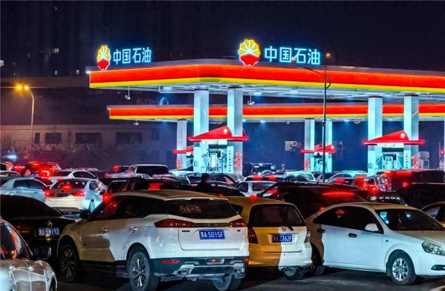 排队等待加油的车辆