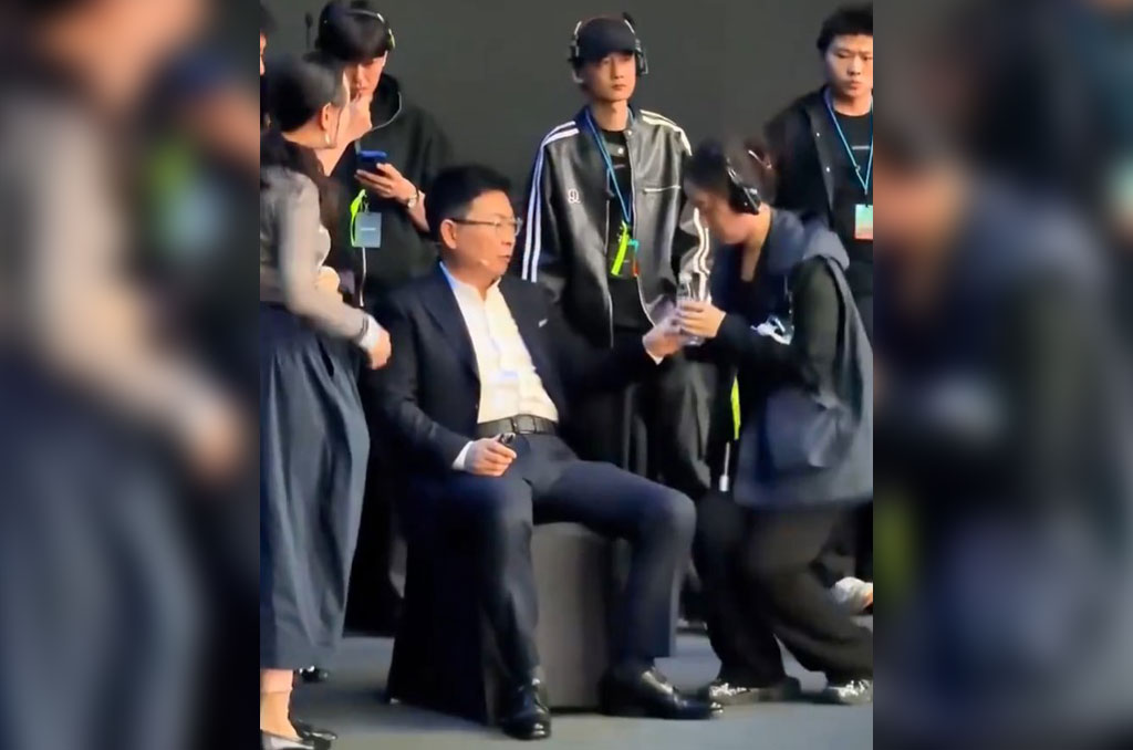 华为终端BG董事长余承东在华为新品发布会后台喝水