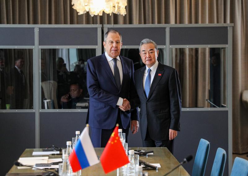 中国外交部长王毅（右）与俄罗斯外长拉夫罗夫