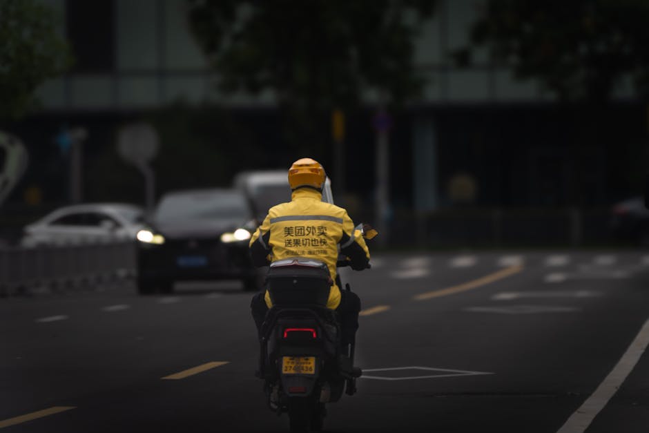 一名美团外卖的送货员在街头骑行